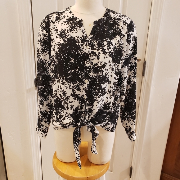 Talbots size large Petite Black and White Floral Women's Top - Picture 1 of 7